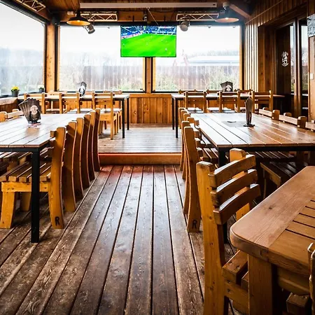 Roadcamp - American & Sportsbar מוטל