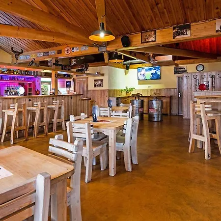 Roadcamp - American & Sportsbar מוטל מארל