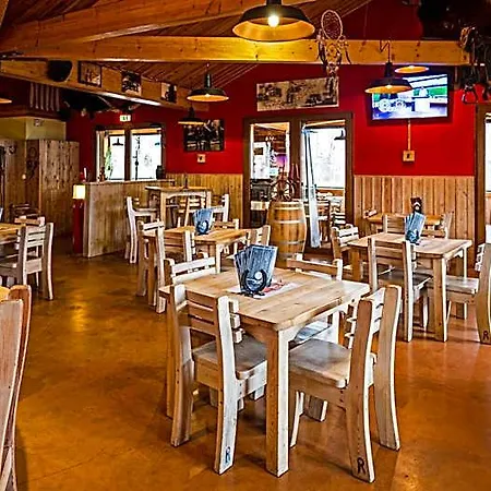 Roadcamp - American & Sportsbar モーテル
